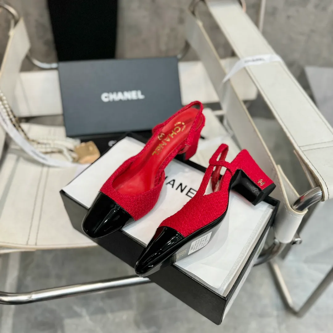 👟👟Ex-factory price 480👟👟 CHANEL Chanel flat bottom series🌹Fashionable classic sandals loved by all stars Fabric [👉] Mixed sheepskin👠🐏 Lining [👉] Silk sheep lining👠🐏 Insole [👉] Silk sheep👠🐏 Sole [👉] Genuine leather outsole imported from Italy 🌻 Packaging [👉] Chanel original box packaging 🌸 Code number [🦶🏻] 34-42 (⚠️34.41.42 is a custom code and cannot be returned or exchanged. Please understand)